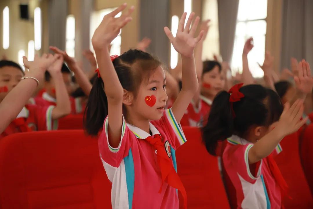 红领巾爱祖国 ——赣州市红旗大道第二小学少先队新队员入队仪式 第54张
