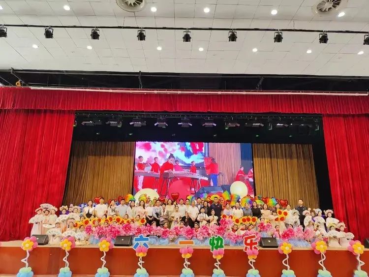 亳州市第一小学六一汇演——歌伴舞《小美满》、合唱《歌声与微笑》 第1张