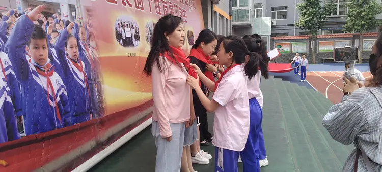 红领巾爱祖国!公园路小学少先队迎来120名新队员 第15张 红领巾爱祖国!公园路小学少先队迎来120名新队员 第15张