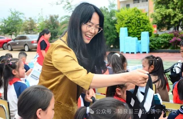 陆良县妇联与县统计局到三岔河镇太家头小学开展“六一”儿童节慰问活动 第3张 陆良县妇联与县统计局到三岔河镇太家头小学开展“六一”儿童节慰问活动 第3张