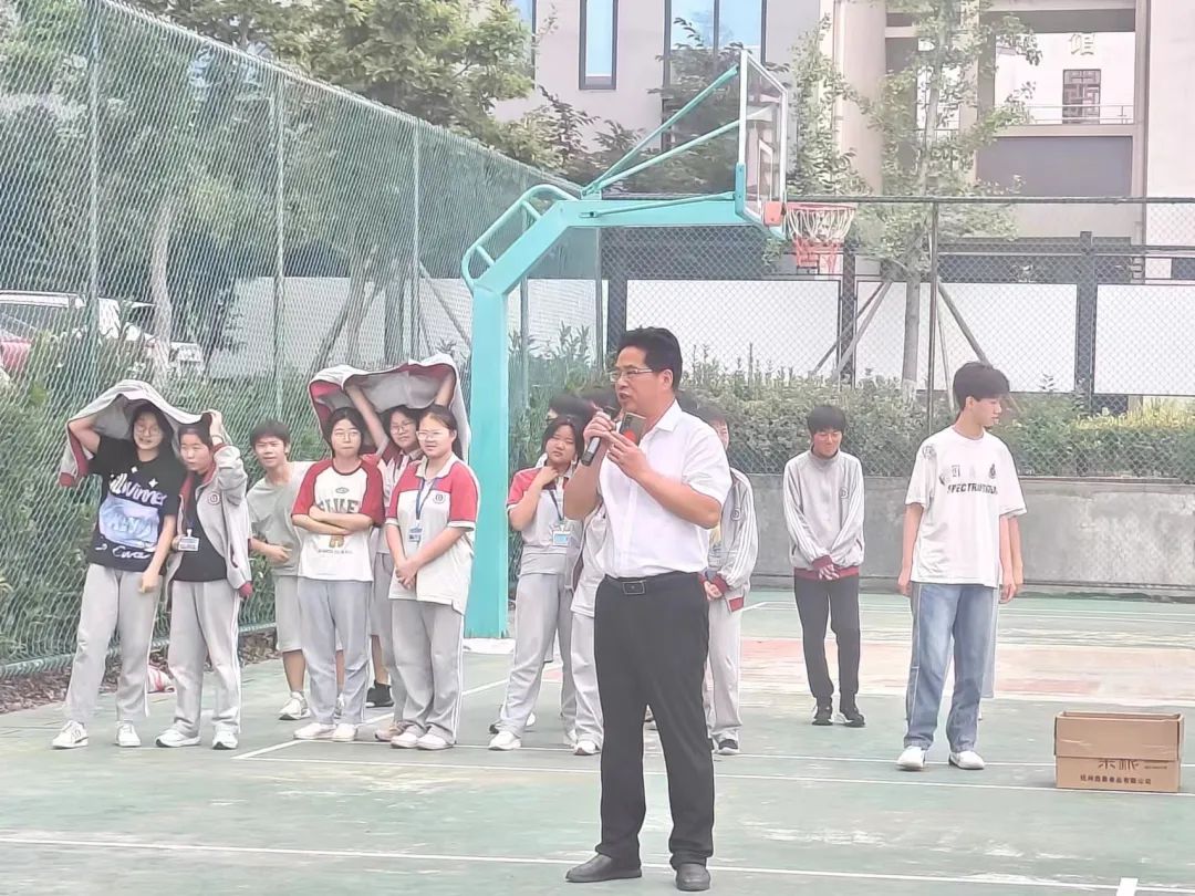 味蕾尽欢抢零食 奔赴中考释压力——浙师大附中开展初三学子抢零食趣味减压活动 第8张 味蕾尽欢抢零食 奔赴中考释压力——浙师大附中开展初三学子抢零食趣味减压活动 第8张