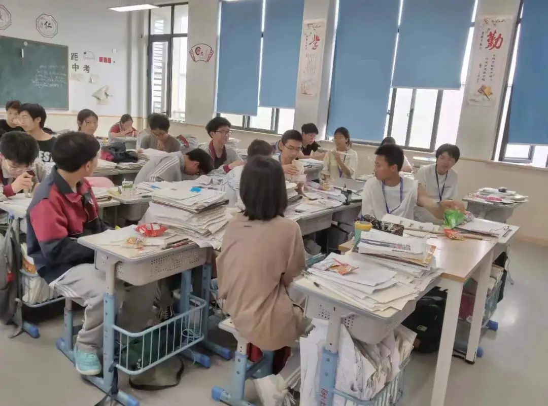 味蕾尽欢抢零食 奔赴中考释压力——浙师大附中开展初三学子抢零食趣味减压活动 第21张 味蕾尽欢抢零食 奔赴中考释压力——浙师大附中开展初三学子抢零食趣味减压活动 第21张