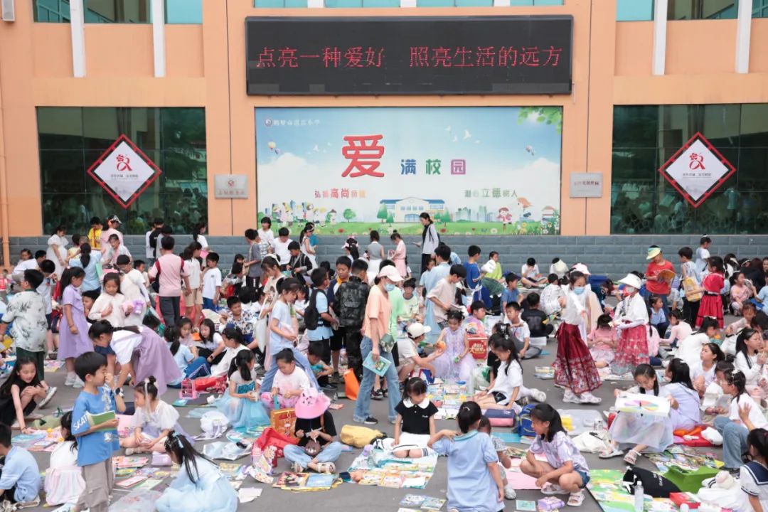 鹤壁市淇滨小学2024年读书节活动 之“跳蚤书市” 第2张 鹤壁市淇滨小学2024年读书节活动 之“跳蚤书市” 第2张
