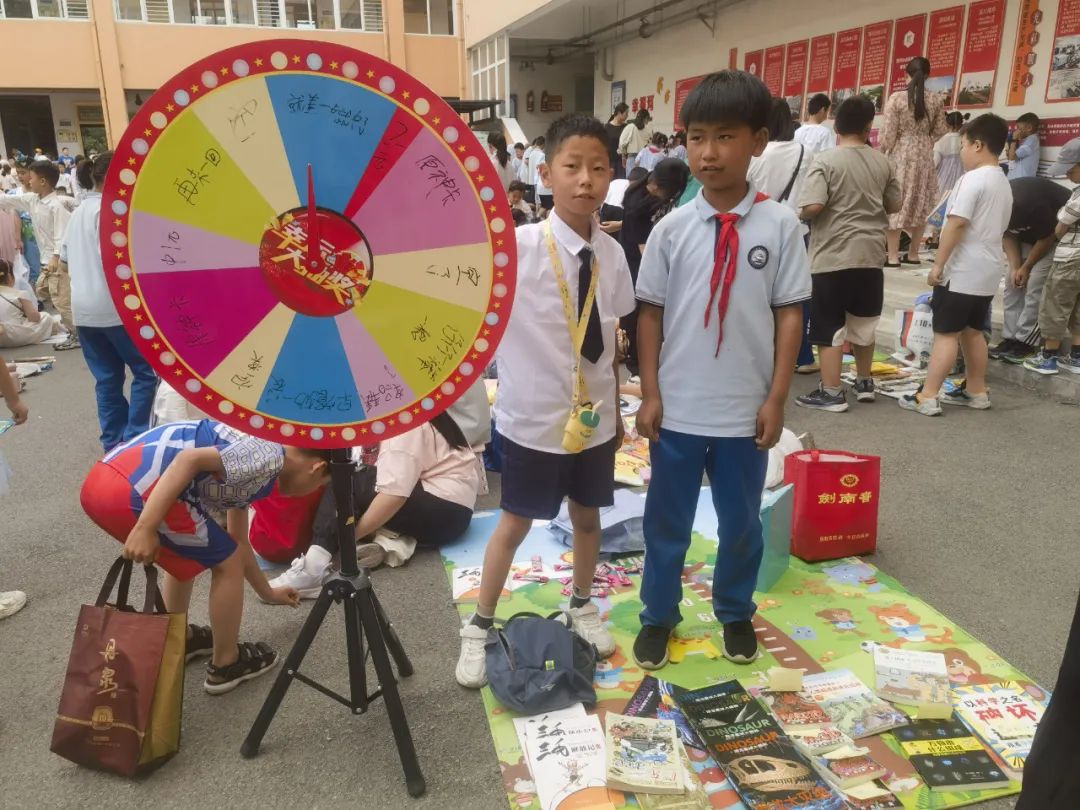 鹤壁市淇滨小学2024年读书节活动 之“跳蚤书市” 第8张 鹤壁市淇滨小学2024年读书节活动 之“跳蚤书市” 第8张