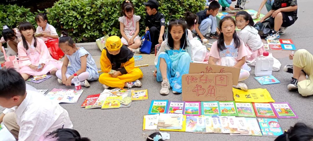 鹤壁市淇滨小学2024年读书节活动 之“跳蚤书市” 第9张 鹤壁市淇滨小学2024年读书节活动 之“跳蚤书市” 第9张
