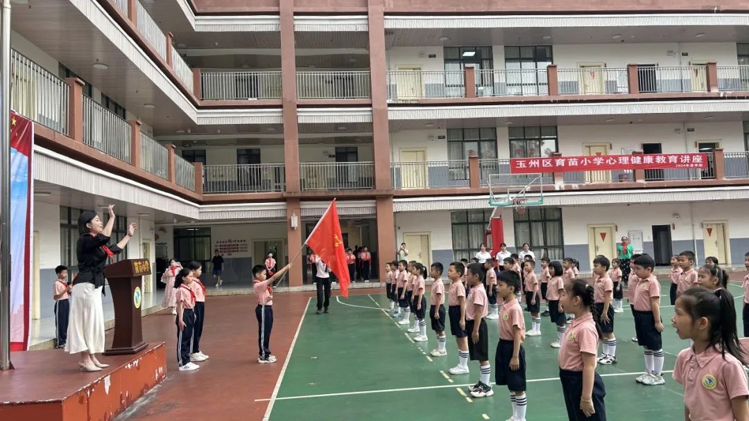 你好,少先队!——玉州区育苗小学2024年春一年级入队仪式 第8张 你好,少先队!——玉州区育苗小学2024年春一年级入队仪式 第8张