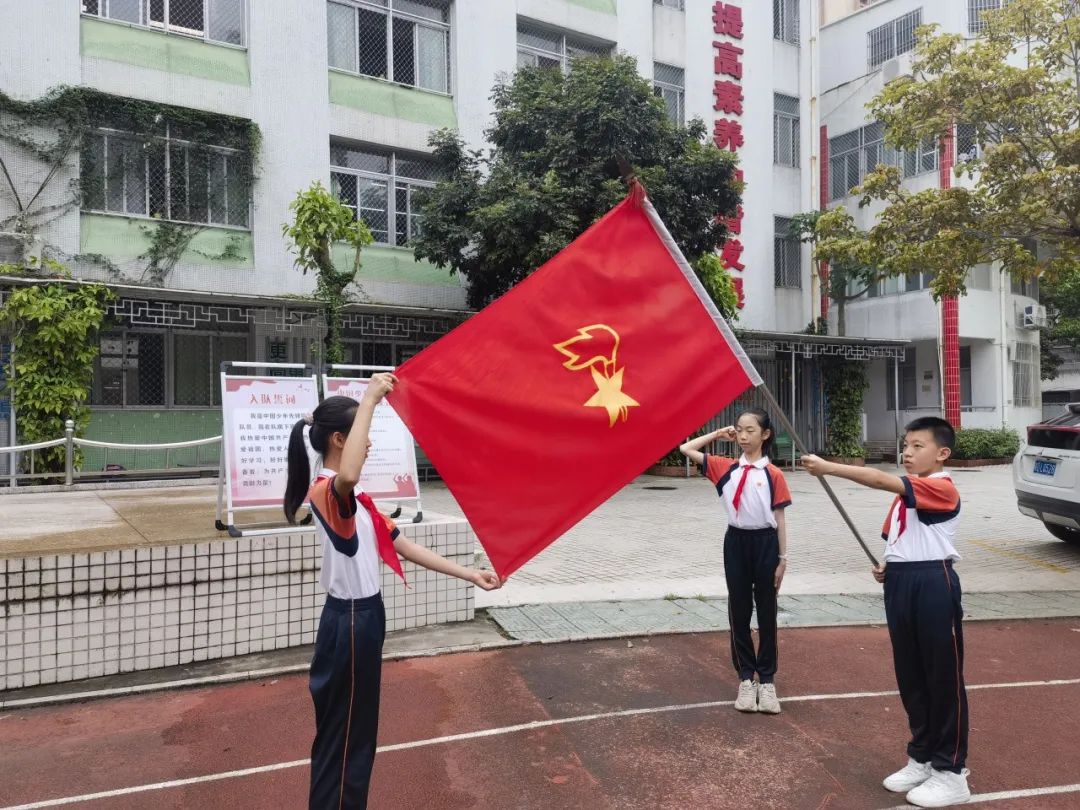红领巾爱祖国——朝阳小学一年级第一批新队员入队仪式 第17张 红领巾爱祖国——朝阳小学一年级第一批新队员入队仪式 第17张