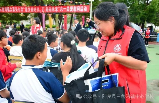 陆良县妇联与县统计局到三岔河镇太家头小学开展“六一”儿童节慰问活动 第4张 陆良县妇联与县统计局到三岔河镇太家头小学开展“六一”儿童节慰问活动 第4张