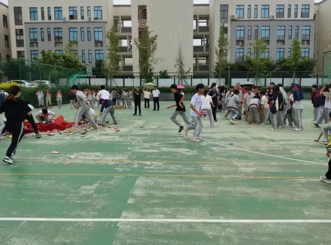 味蕾尽欢抢零食 奔赴中考释压力——浙师大附中开展初三学子抢零食趣味减压活动 第14张 味蕾尽欢抢零食 奔赴中考释压力——浙师大附中开展初三学子抢零食趣味减压活动 第14张