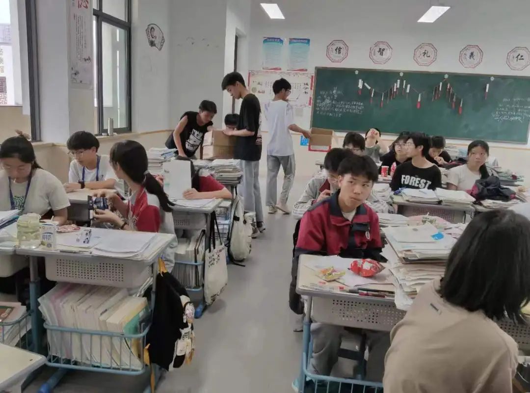 味蕾尽欢抢零食 奔赴中考释压力——浙师大附中开展初三学子抢零食趣味减压活动 第22张 味蕾尽欢抢零食 奔赴中考释压力——浙师大附中开展初三学子抢零食趣味减压活动 第22张