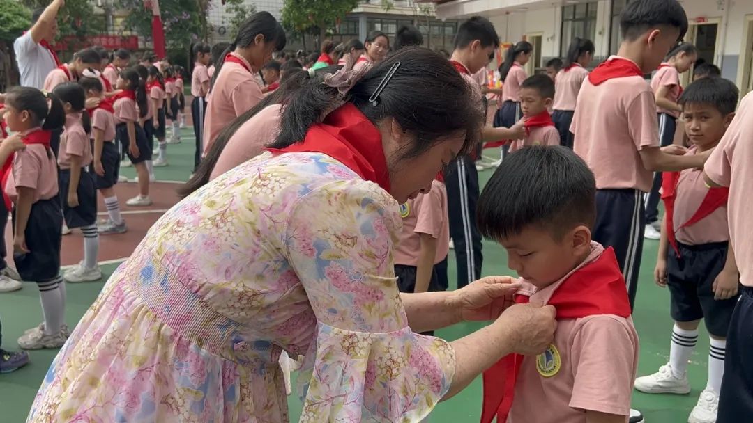 你好,少先队!——玉州区育苗小学2024年春一年级入队仪式 第11张 你好,少先队!——玉州区育苗小学2024年春一年级入队仪式 第11张