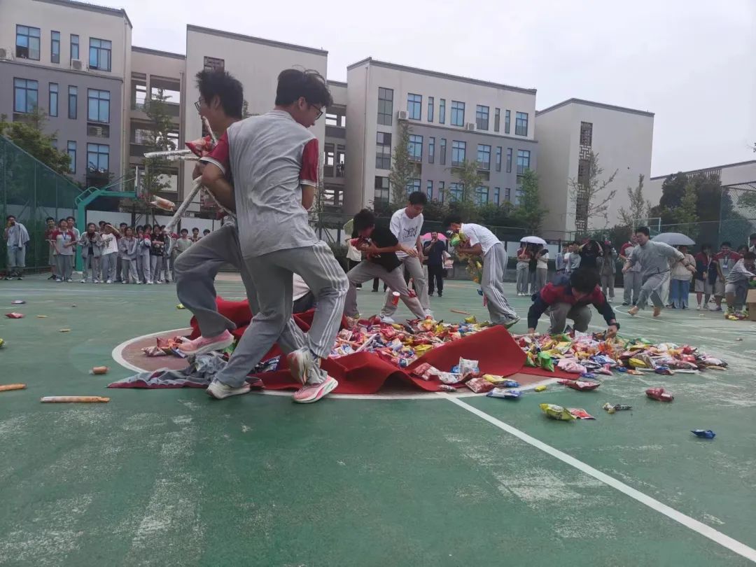 味蕾尽欢抢零食 奔赴中考释压力——浙师大附中开展初三学子抢零食趣味减压活动 第12张 味蕾尽欢抢零食 奔赴中考释压力——浙师大附中开展初三学子抢零食趣味减压活动 第12张