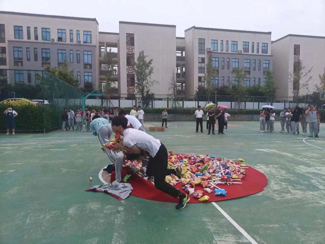 味蕾尽欢抢零食 奔赴中考释压力——浙师大附中开展初三学子抢零食趣味减压活动 第17张 味蕾尽欢抢零食 奔赴中考释压力——浙师大附中开展初三学子抢零食趣味减压活动 第17张