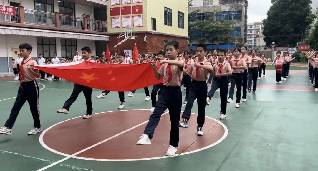 你好,少先队!——玉州区育苗小学2024年春一年级入队仪式 第5张 你好,少先队!——玉州区育苗小学2024年春一年级入队仪式 第5张