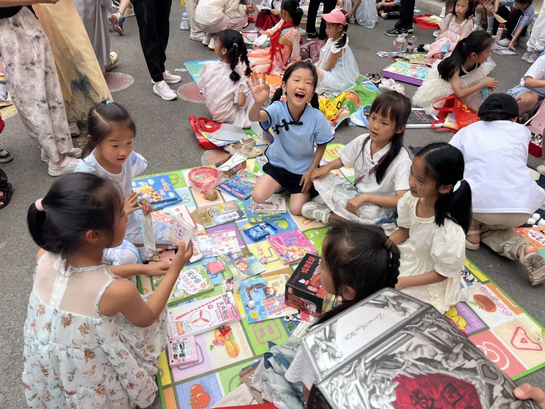 鹤壁市淇滨小学2024年读书节活动 之“跳蚤书市” 第6张 鹤壁市淇滨小学2024年读书节活动 之“跳蚤书市” 第6张