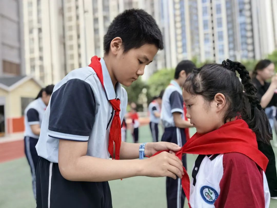 【万达小学·红领巾】冀疆少年手拉手 高举队旗跟党走————一年级新队员入队仪式 第37张 【万达小学·红领巾】冀疆少年手拉手 高举队旗跟党走————一年级新队员入队仪式 第37张