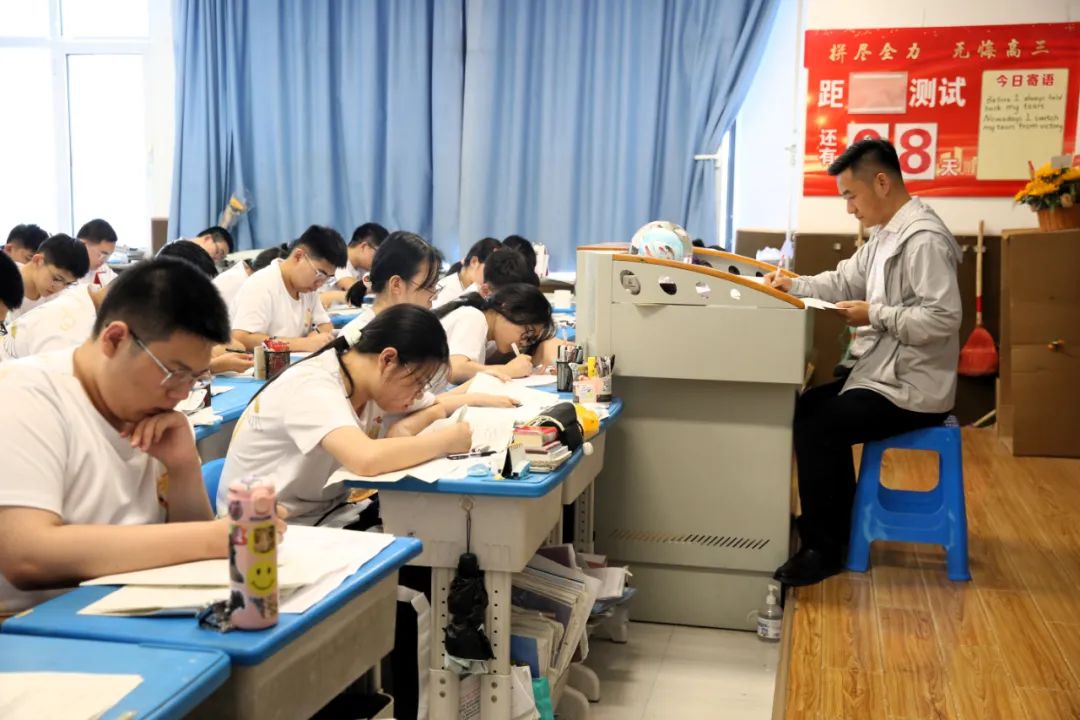 【衡中小紫,高考加油】教师把“备课区”搬到走廊、教室,“你们在哪,我们就在哪”! 第7张