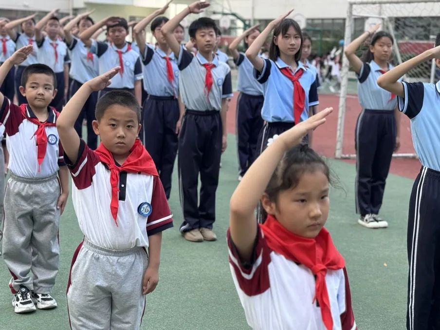 【万达小学·红领巾】冀疆少年手拉手 高举队旗跟党走————一年级新队员入队仪式 第66张 【万达小学·红领巾】冀疆少年手拉手 高举队旗跟党走————一年级新队员入队仪式 第66张