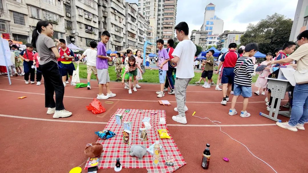 【幸福桂园】桂园小学六一儿童节:爱心义卖与美食嘉年华展现童心大爱 第22张 【幸福桂园】桂园小学六一儿童节:爱心义卖与美食嘉年华展现童心大爱 第22张