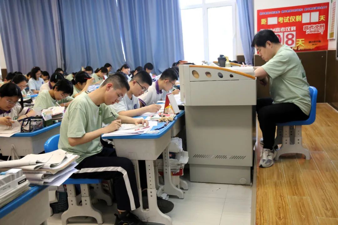 【衡中小紫,高考加油】教师把“备课区”搬到走廊、教室,“你们在哪,我们就在哪”! 第5张