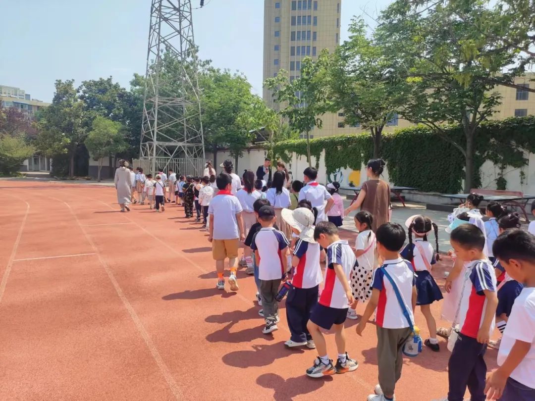 【幼小衔接】初探小学 “幼”见成长——下淀中心幼儿园大班参观小学活动 第26张