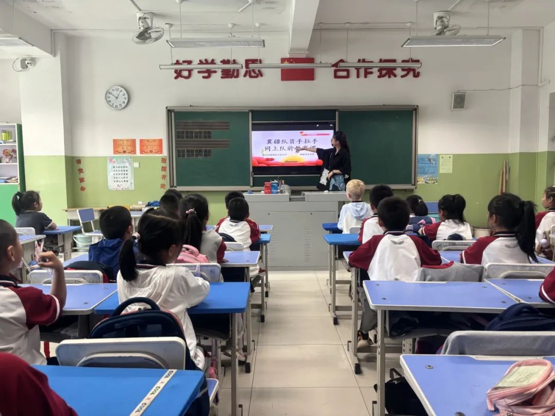 【万达小学·红领巾】冀疆少年手拉手 高举队旗跟党走————一年级新队员入队仪式 第12张 【万达小学·红领巾】冀疆少年手拉手 高举队旗跟党走————一年级新队员入队仪式 第12张