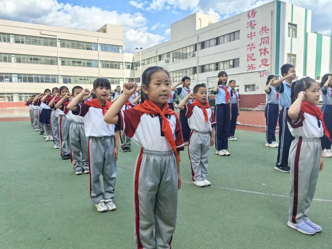 【万达小学·红领巾】冀疆少年手拉手 高举队旗跟党走————一年级新队员入队仪式 第47张 【万达小学·红领巾】冀疆少年手拉手 高举队旗跟党走————一年级新队员入队仪式 第47张