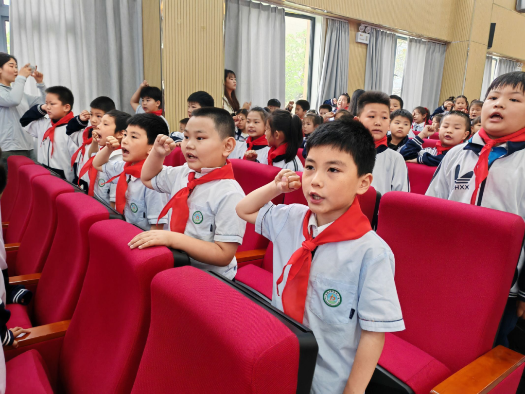 “小小红领巾,闪闪在我心”——山南小学教育集团东湖小学开展2024年少先队入队系列活动 第21张 “小小红领巾,闪闪在我心”——山南小学教育集团东湖小学开展2024年少先队入队系列活动 第21张