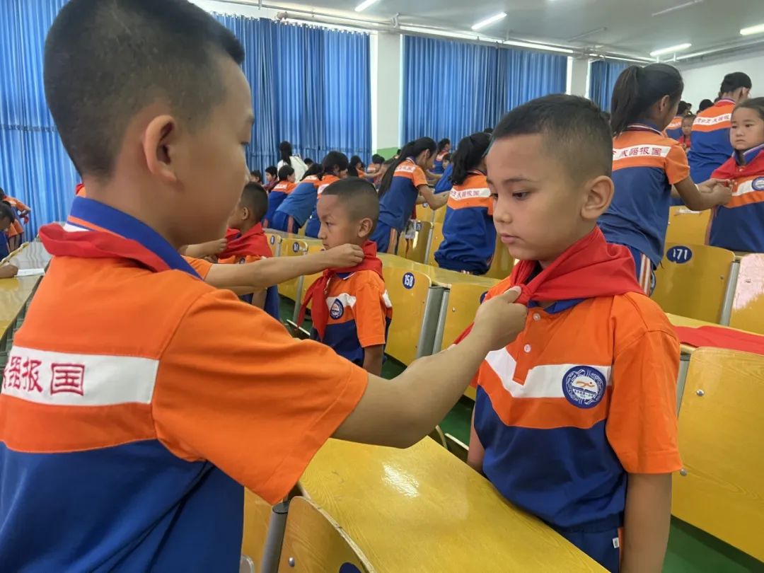 【万达小学·红领巾】冀疆少年手拉手 高举队旗跟党走————一年级新队员入队仪式 第36张 【万达小学·红领巾】冀疆少年手拉手 高举队旗跟党走————一年级新队员入队仪式 第36张