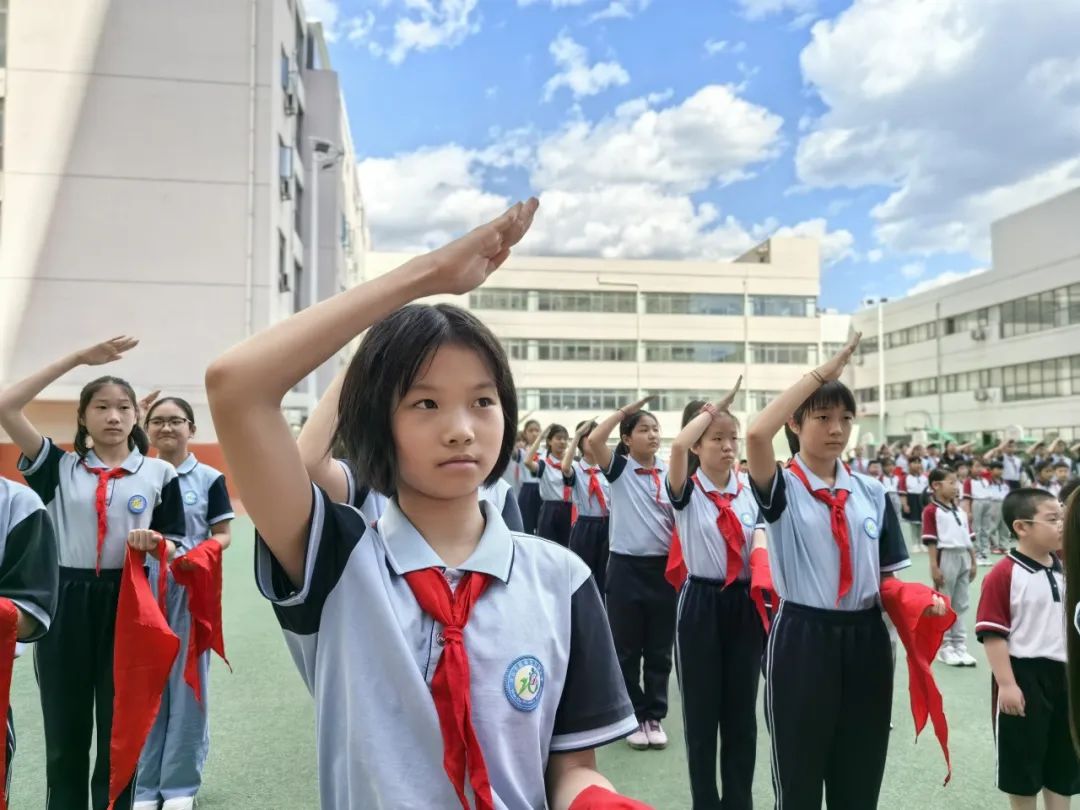 【万达小学·红领巾】冀疆少年手拉手 高举队旗跟党走————一年级新队员入队仪式 第28张 【万达小学·红领巾】冀疆少年手拉手 高举队旗跟党走————一年级新队员入队仪式 第28张