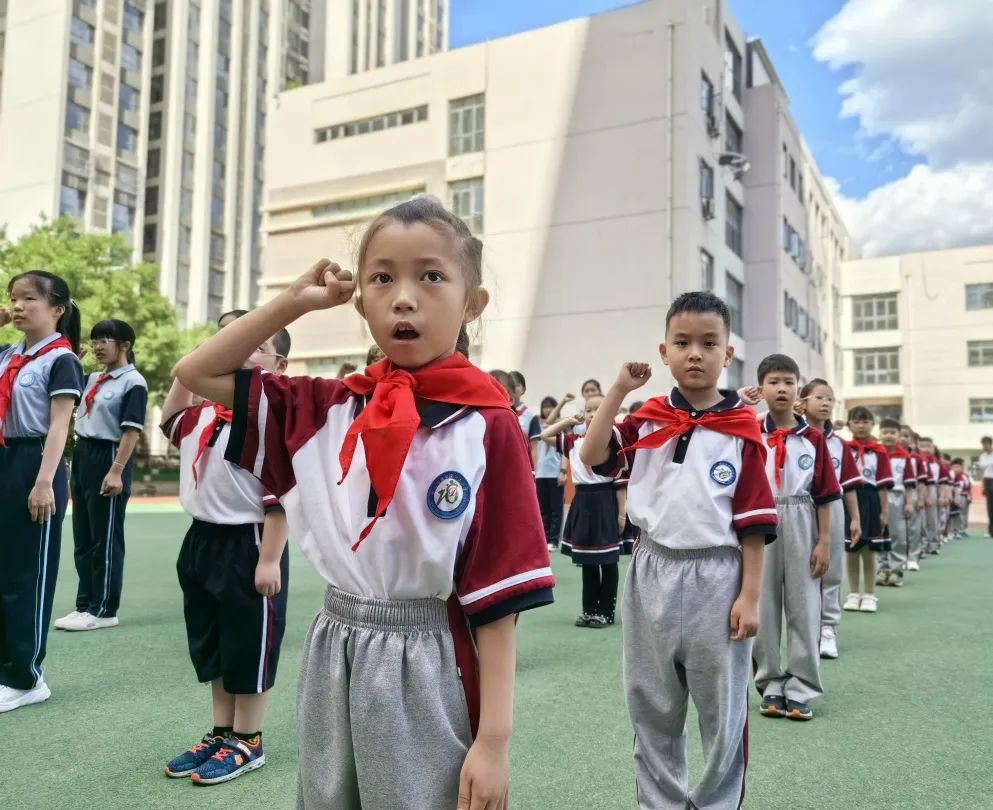 【万达小学·红领巾】冀疆少年手拉手 高举队旗跟党走————一年级新队员入队仪式 第61张 【万达小学·红领巾】冀疆少年手拉手 高举队旗跟党走————一年级新队员入队仪式 第61张