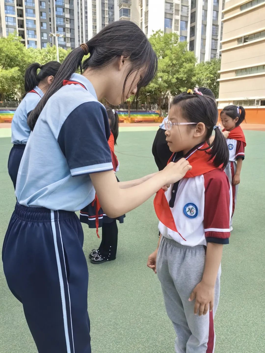 【万达小学·红领巾】冀疆少年手拉手 高举队旗跟党走————一年级新队员入队仪式 第38张 【万达小学·红领巾】冀疆少年手拉手 高举队旗跟党走————一年级新队员入队仪式 第38张