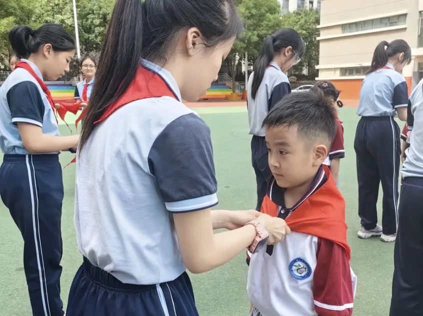 【万达小学·红领巾】冀疆少年手拉手 高举队旗跟党走————一年级新队员入队仪式 第39张 【万达小学·红领巾】冀疆少年手拉手 高举队旗跟党走————一年级新队员入队仪式 第39张