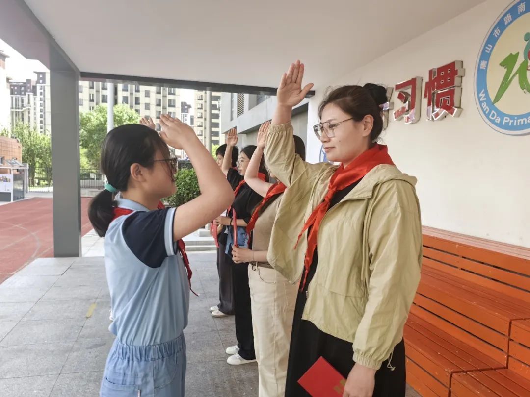 【万达小学·红领巾】冀疆少年手拉手 高举队旗跟党走————一年级新队员入队仪式 第53张 【万达小学·红领巾】冀疆少年手拉手 高举队旗跟党走————一年级新队员入队仪式 第53张