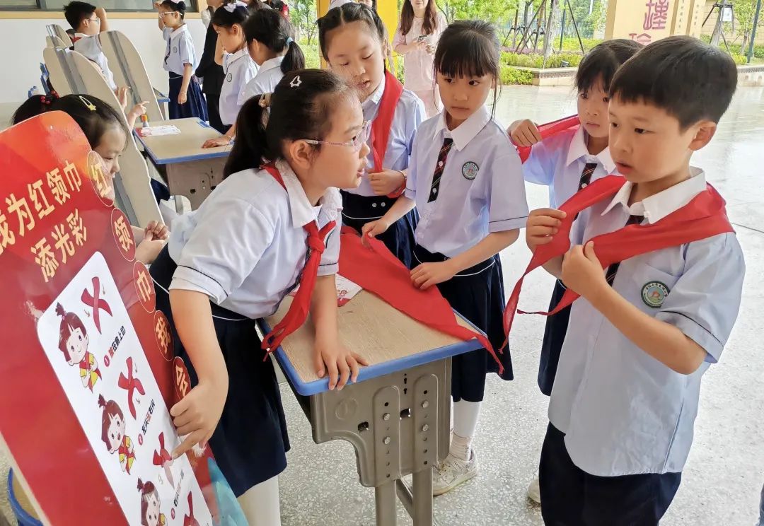 “小小红领巾,闪闪在我心”——山南小学教育集团东湖小学开展2024年少先队入队系列活动 第12张 “小小红领巾,闪闪在我心”——山南小学教育集团东湖小学开展2024年少先队入队系列活动 第12张