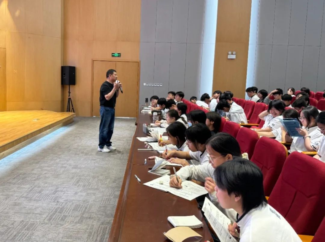 为梦添翼,“赢”接中考——陈中实验学校举办中考物理备考专家讲座 第6张 为梦添翼,“赢”接中考——陈中实验学校举办中考物理备考专家讲座 第6张
