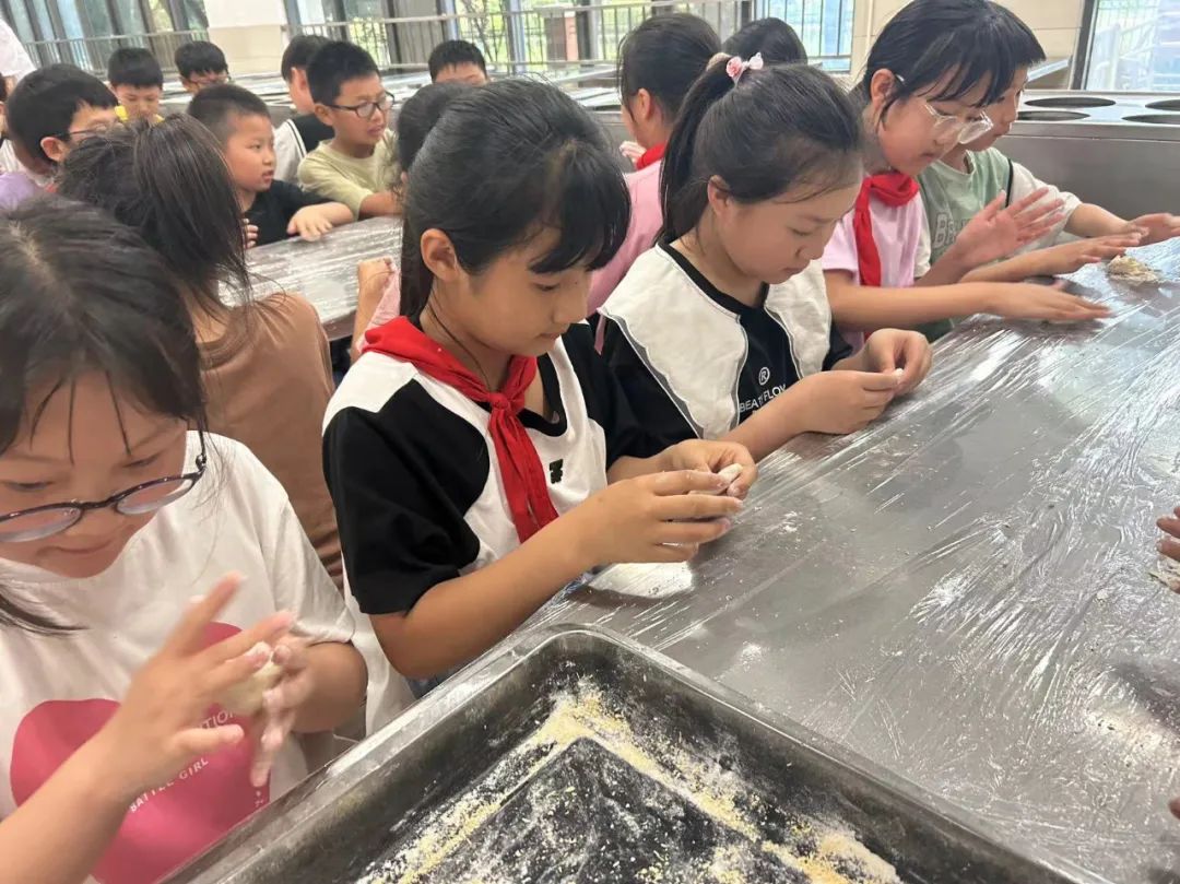 【崇川集团·八一小学】“土”露汗水  “豆”耘童年——八一小学四年级开展“小农夫收土豆”劳动实践活动 第14张