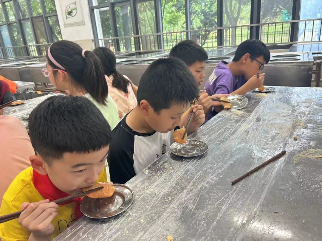 【崇川集团·八一小学】“土”露汗水  “豆”耘童年——八一小学四年级开展“小农夫收土豆”劳动实践活动 第17张