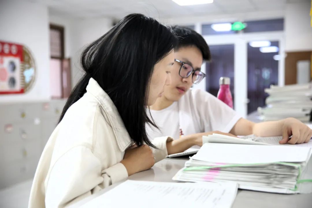 【衡中小紫,高考加油】教师把“备课区”搬到走廊、教室,“你们在哪,我们就在哪”! 第14张