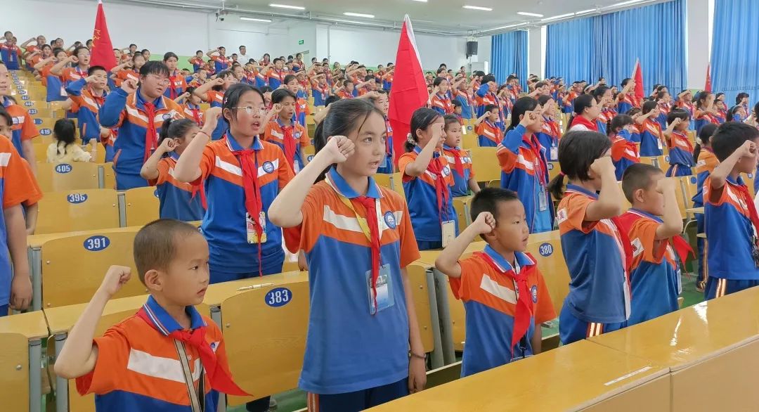 【万达小学·红领巾】冀疆少年手拉手 高举队旗跟党走————一年级新队员入队仪式 第65张 【万达小学·红领巾】冀疆少年手拉手 高举队旗跟党走————一年级新队员入队仪式 第65张