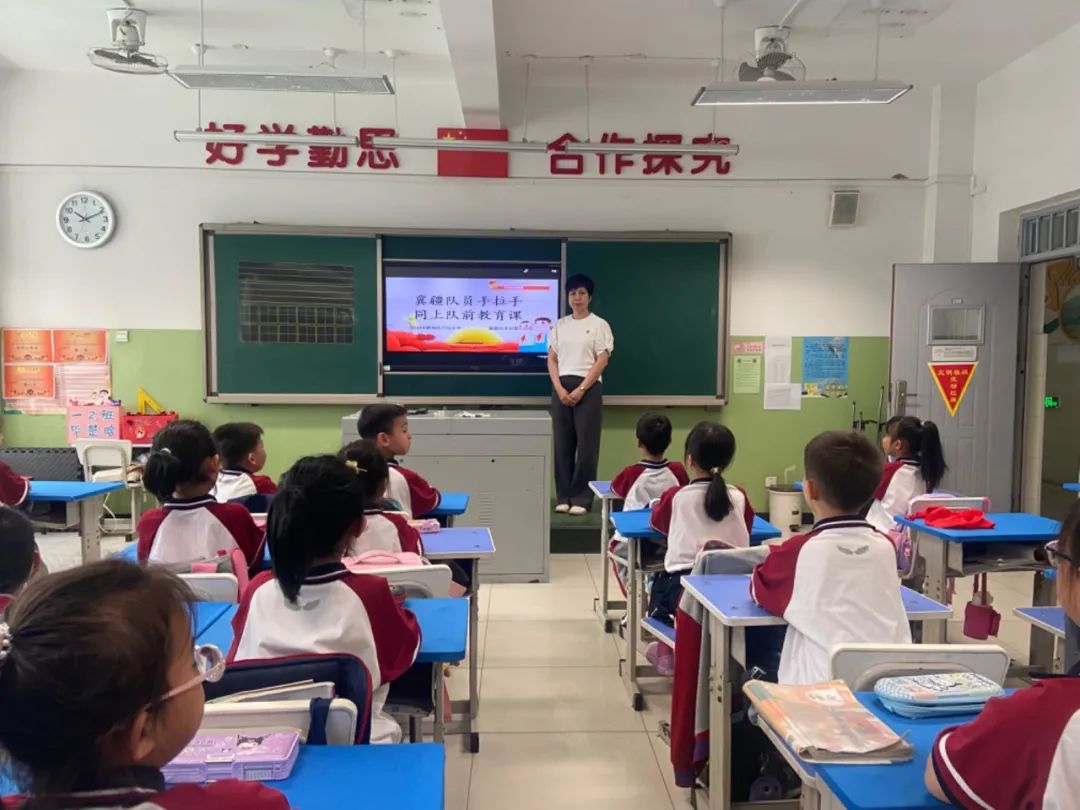 【万达小学·红领巾】冀疆少年手拉手 高举队旗跟党走————一年级新队员入队仪式 第10张 【万达小学·红领巾】冀疆少年手拉手 高举队旗跟党走————一年级新队员入队仪式 第10张