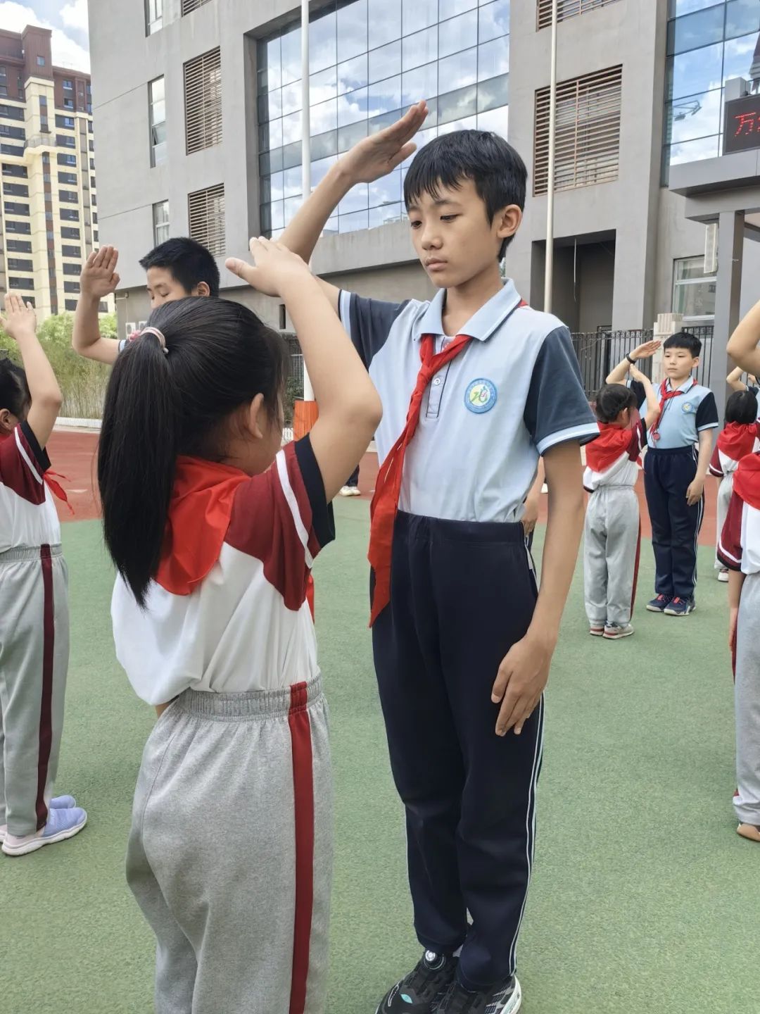 【万达小学·红领巾】冀疆少年手拉手 高举队旗跟党走————一年级新队员入队仪式 第42张 【万达小学·红领巾】冀疆少年手拉手 高举队旗跟党走————一年级新队员入队仪式 第42张