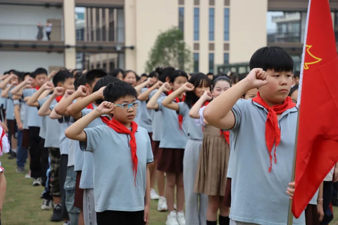 红领巾爱祖国——南城小学新队员入队仪式暨表彰大会 第27张