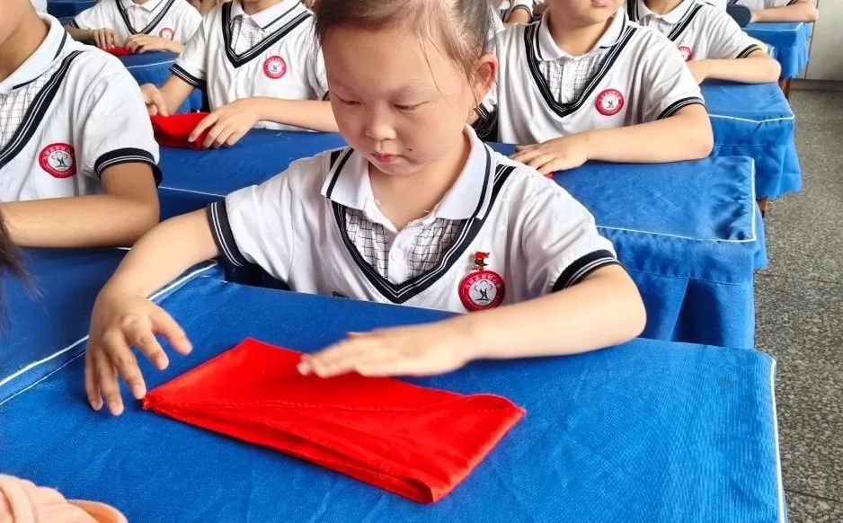 【通知】汉阴县实验小学教育集团少先队员夏季规范佩戴红领巾和队徽的通知 第9张 【通知】汉阴县实验小学教育集团少先队员夏季规范佩戴红领巾和队徽的通知 第9张