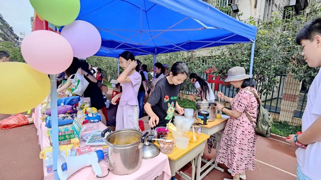 【幸福桂园】桂园小学六一儿童节:爱心义卖与美食嘉年华展现童心大爱 第24张 【幸福桂园】桂园小学六一儿童节:爱心义卖与美食嘉年华展现童心大爱 第24张