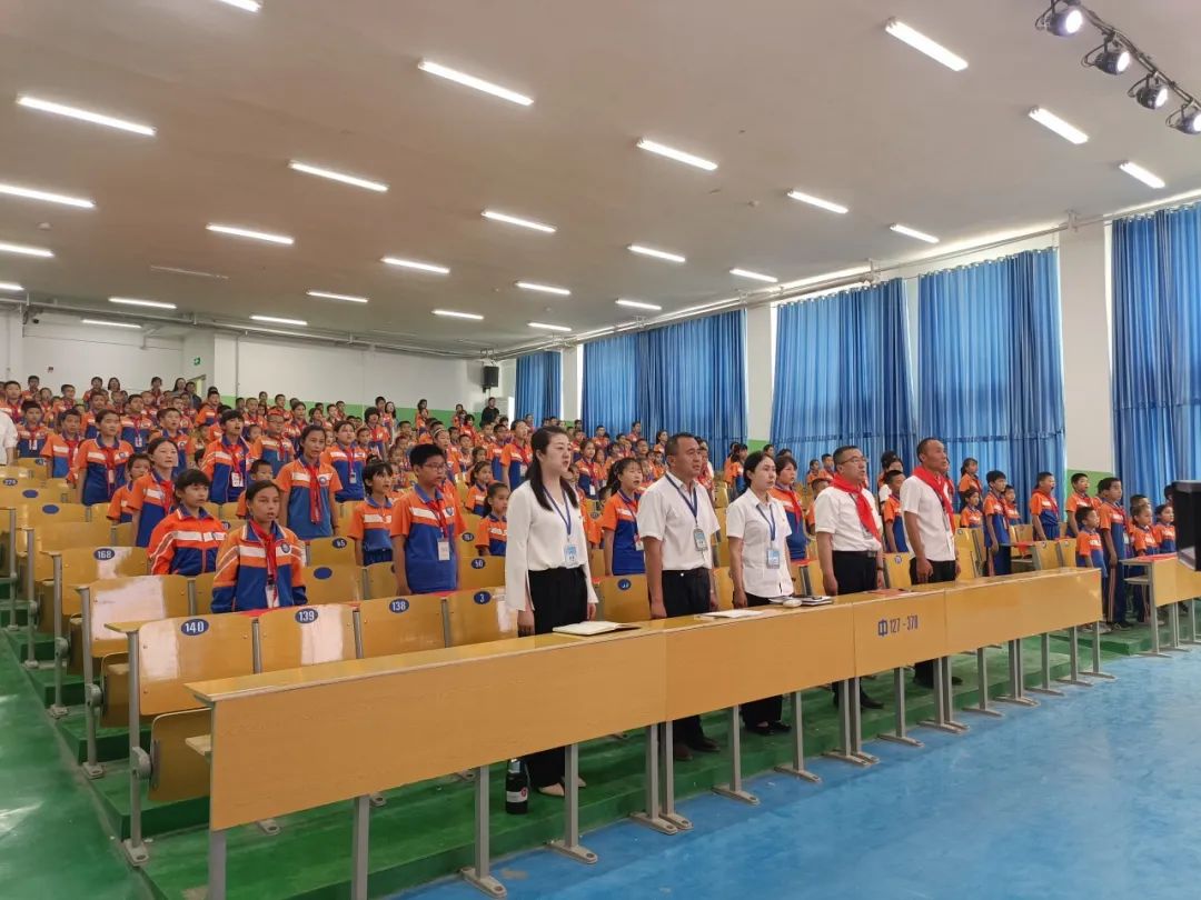 【万达小学·红领巾】冀疆少年手拉手 高举队旗跟党走————一年级新队员入队仪式 第33张 【万达小学·红领巾】冀疆少年手拉手 高举队旗跟党走————一年级新队员入队仪式 第33张