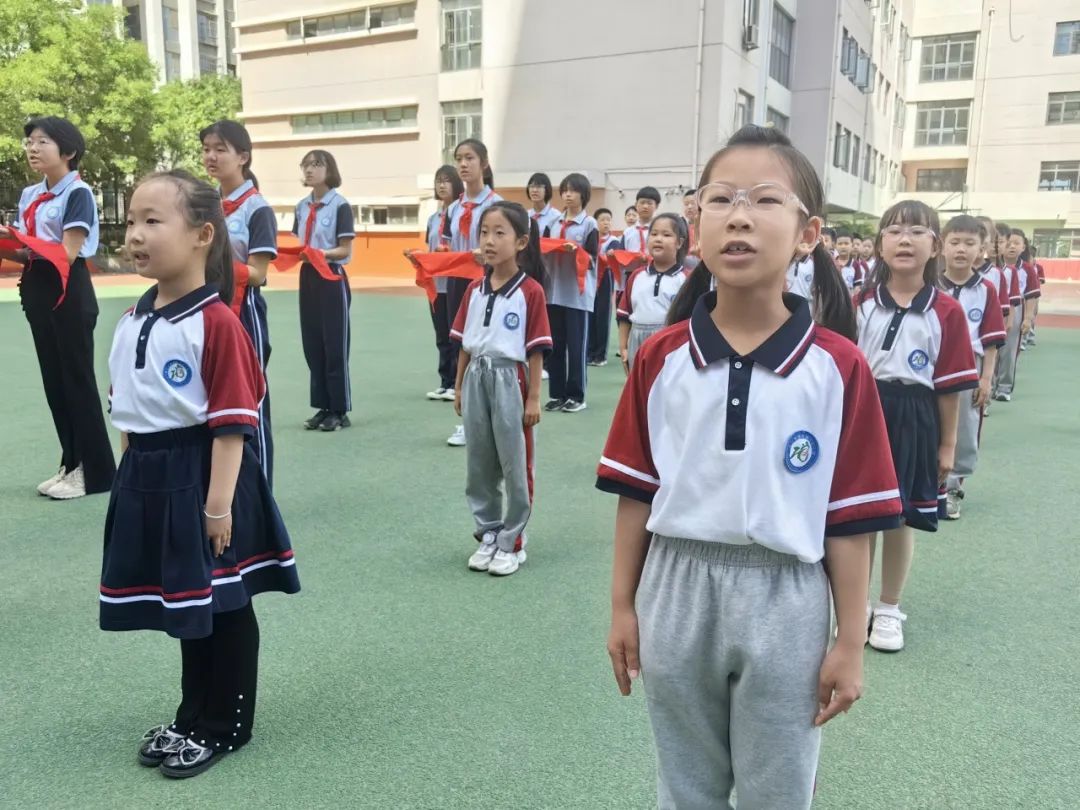 【万达小学·红领巾】冀疆少年手拉手 高举队旗跟党走————一年级新队员入队仪式 第30张 【万达小学·红领巾】冀疆少年手拉手 高举队旗跟党走————一年级新队员入队仪式 第30张