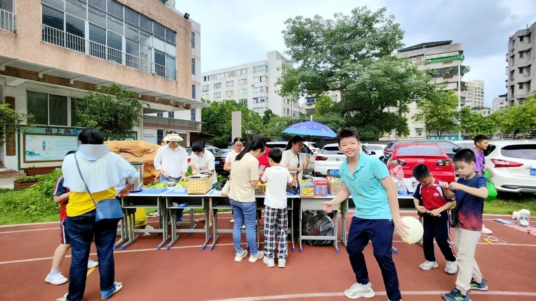 【幸福桂园】桂园小学六一儿童节:爱心义卖与美食嘉年华展现童心大爱 第23张 【幸福桂园】桂园小学六一儿童节:爱心义卖与美食嘉年华展现童心大爱 第23张