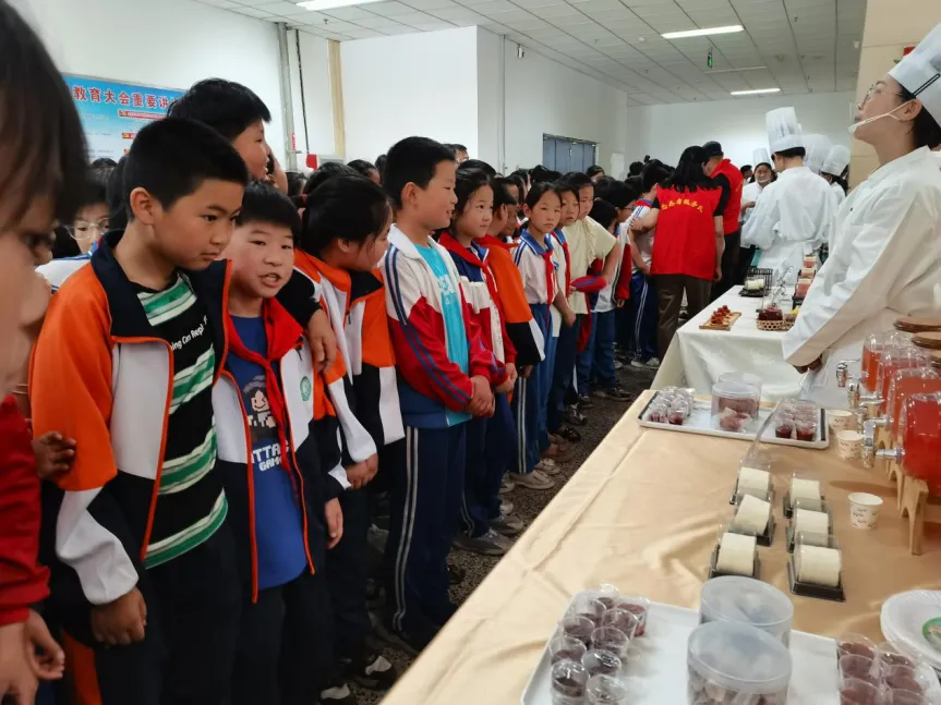 滨河小学走进新乡职业技术学院开展技能文化节现场体验观摩活动 第4张 滨河小学走进新乡职业技术学院开展技能文化节现场体验观摩活动 第4张
