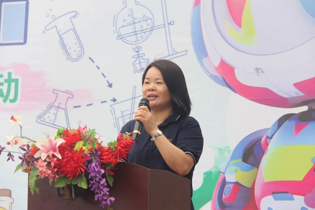 “体验科技魅力,放飞科学梦想”——新城小学科技成果展暨六一亲子游园活动盛大举行 第21张 “体验科技魅力,放飞科学梦想”——新城小学科技成果展暨六一亲子游园活动盛大举行 第21张
